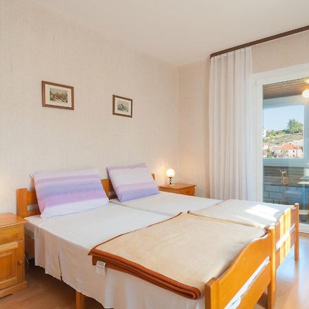 1 Bedroom Cozy Apartment In Splitska Exterior foto