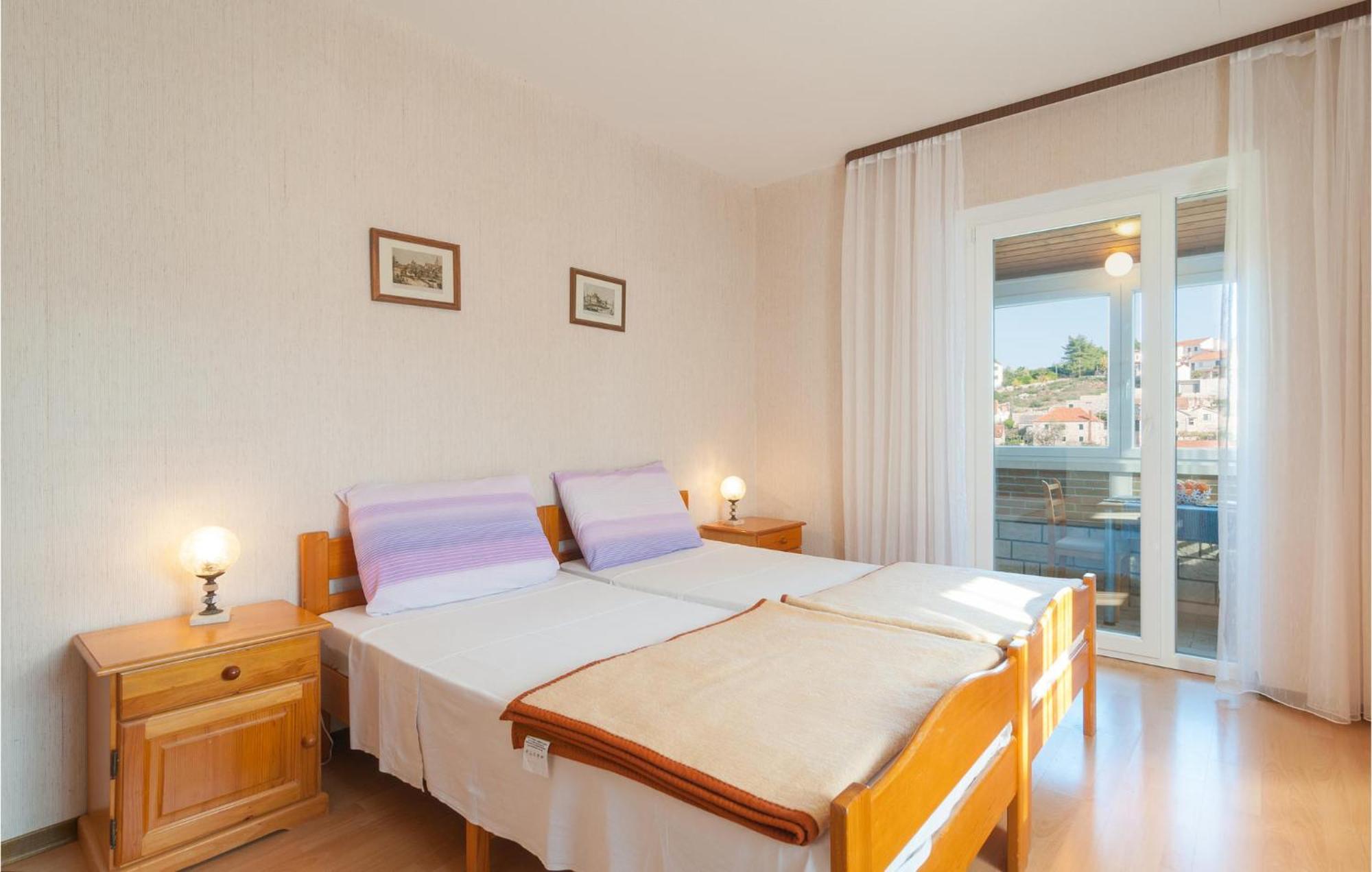 1 Bedroom Cozy Apartment In Splitska Exterior foto