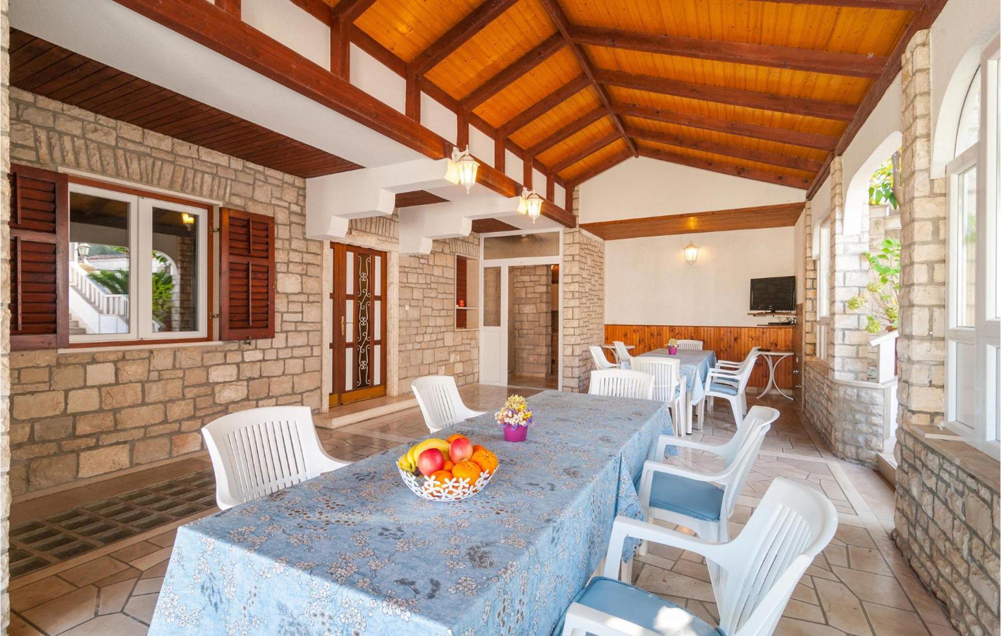 1 Bedroom Cozy Apartment In Splitska Exterior foto