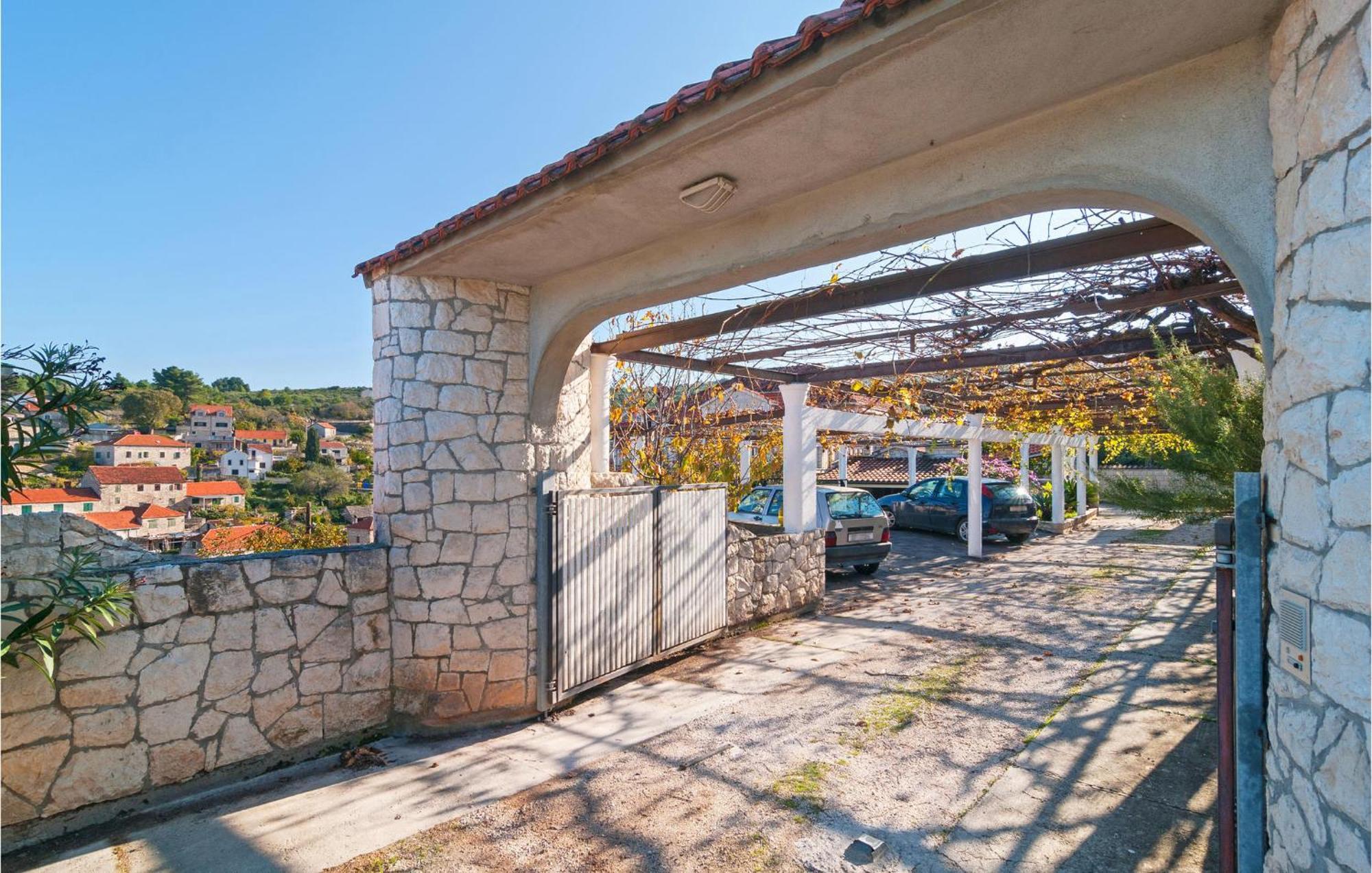 1 Bedroom Cozy Apartment In Splitska Exterior foto