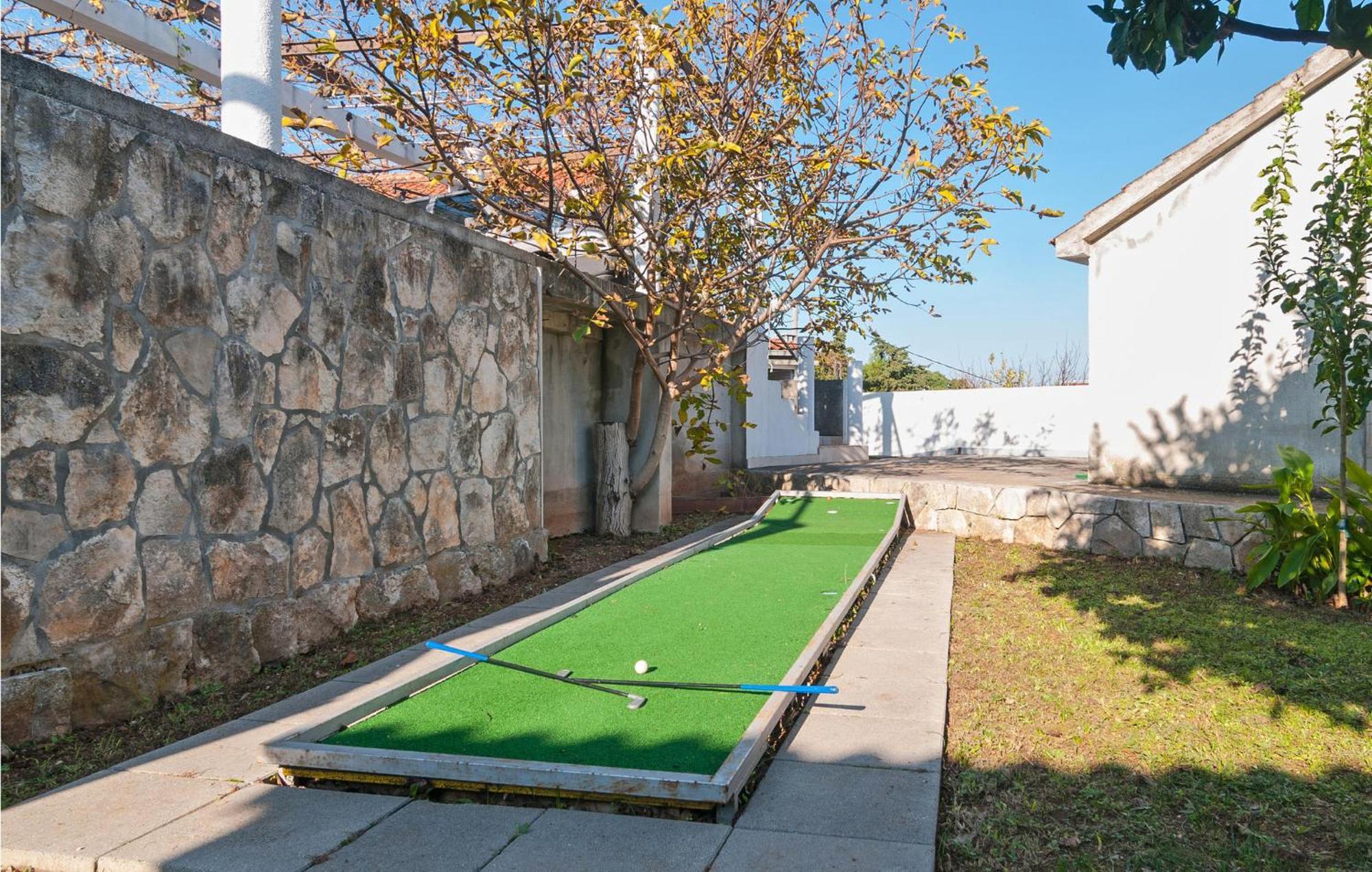 1 Bedroom Cozy Apartment In Splitska Exterior foto